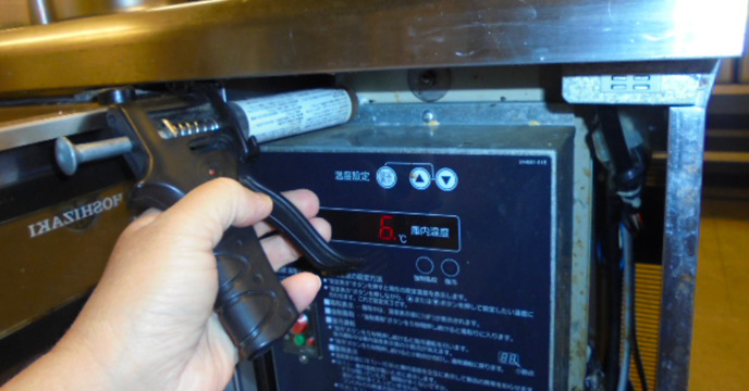 冷蔵庫ベイト剤注入2