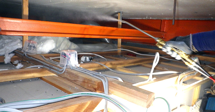 天井裏の消毒作業