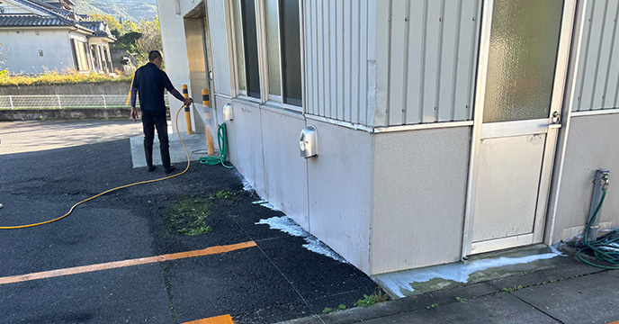 ムカデ、ヤスデ駆除粉剤散布